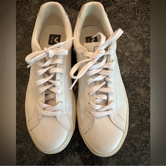 VEJA Espler Womenโs Leather Logo Sneakers - Size 10 - Picture 3 of 11